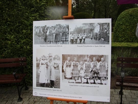 Plansza z czarno-białymi zdjęciami dożynek z lat 1929–1933 na wystawie w Spale.