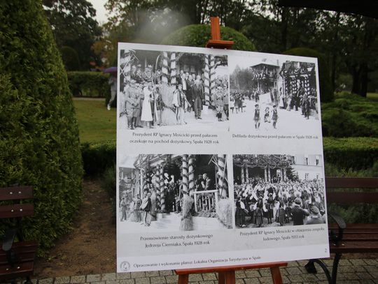 Plansza z czterema archiwalnymi fotografiami dożynek i defilady.