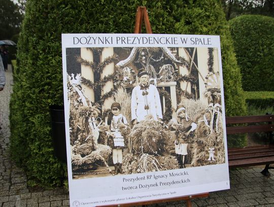 Plansza z archiwalnym portretem w ludowym otoczeniu, Dożynki Prezydenckie.