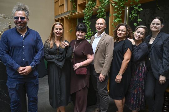 Premiera ORSKA x PARADYŻ – goście wydarzenia Grupa gości pozuje w przestrzeni wystawowej podczas premiery kolekcji breloków ORSKA x PARADYŻ.