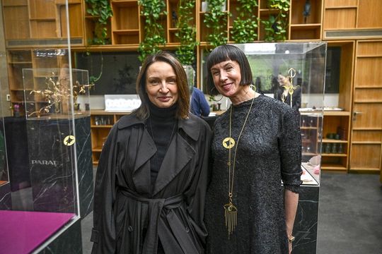 Przy kolekcji – rozmowy o rzemiośle i designie Dwie kobiety na tle gablot z biżuterią ORSKA x PARADYŻ.