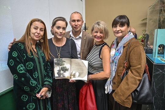 Album i inspiracje – rozmowy z publicznością Pięć osób prezentuje otwarty album podczas premiery kolekcji.