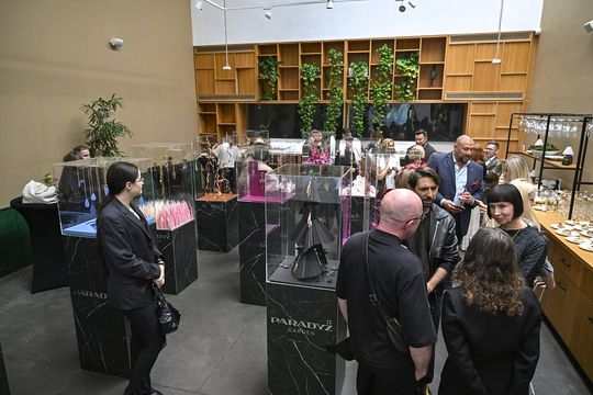 Wernisaż kolekcji – przestrzeń wystawowa pełna gości Widok sali z gablotami i publicznością podczas premiery ORSKA x PARADYŻ.