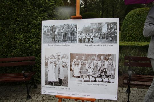 Plansza z czarno-białymi zdjęciami dożynek z lat 1929–1933 na wystawie w Spale.