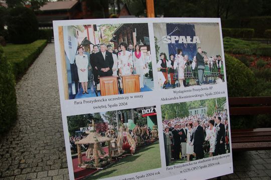 Wystawa plenerowa: Dożynki Prezydenckie 2004 w Spale Plansza z czterema zdjęciami z Dożynek Prezydenckich 2004 na plenerowej wystawie w Spale.