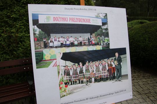 Scena dożynkowa 2000 – korowód i przemówienie Plansza z dwiema fotografiami sceny i zespołów z Dożynek Prezydenckich 2000 w Spale.