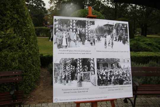 Historyczne kadry sprzed pałacu – lata 1928–1933 Plansza z czterema archiwalnymi fotografiami dożynek i defilady.