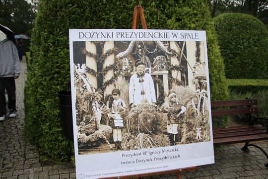 Dożynki Prezydenckie w Spale – archiwalny portret Plansza z archiwalnym portretem w ludowym otoczeniu, Dożynki Prezydenckie.