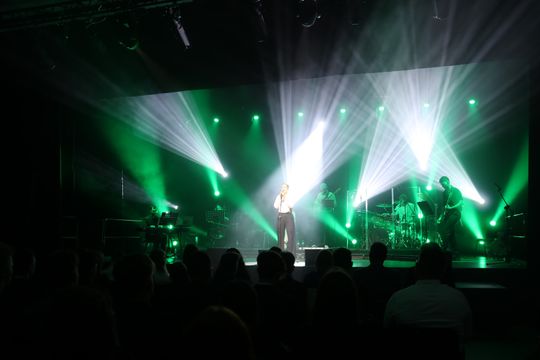 „kocha NIE” – scena tonie w zielonych światłach Scena PCAS z zielonym oświetleniem