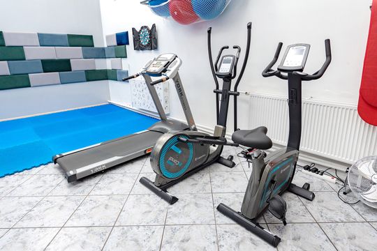 Najbardziej widoczną zmianą jest montaż podnośnika sufitowego z zestawem kamizele