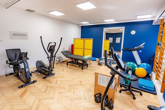 Najbardziej widoczną zmianą jest montaż podnośnika sufitowego z zestawem kamizele