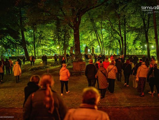 Chór Artis Gaudium śpiewa w ciemnościach, Kościół Zbawiciela – Tomaszów Mazowiecki
