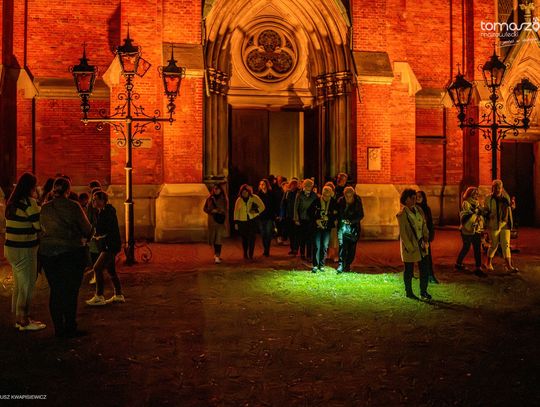 Chór Artis Gaudium śpiewa w ciemnościach, Kościół Zbawiciela – Tomaszów Mazowiecki