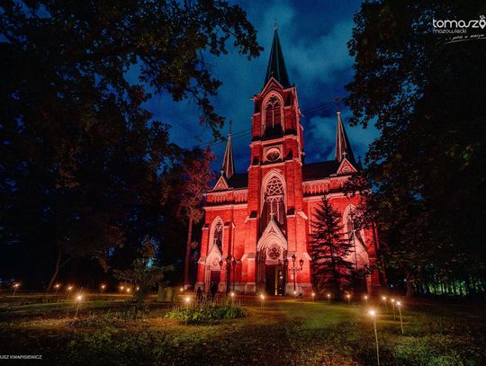 Chór Artis Gaudium śpiewa w ciemnościach, Kościół Zbawiciela – Tomaszów Mazowiecki