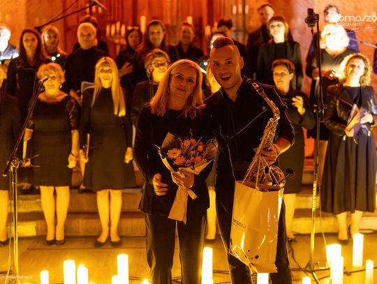 Chór Artis Gaudium śpiewa w ciemnościach, Kościół Zbawiciela – Tomaszów Mazowiecki