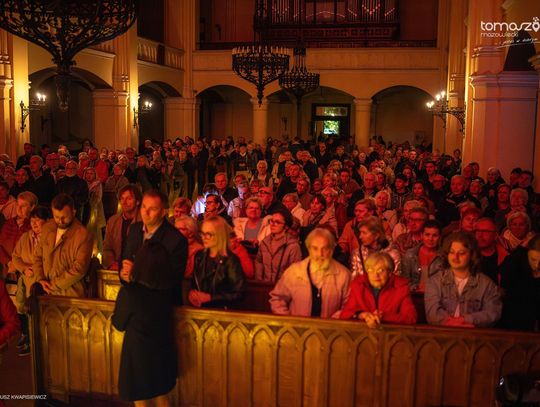 Chór Artis Gaudium śpiewa w ciemnościach, Kościół Zbawiciela – Tomaszów Mazowiecki