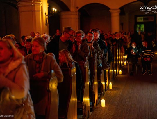 Chór Artis Gaudium śpiewa w ciemnościach, Kościół Zbawiciela – Tomaszów Mazowiecki