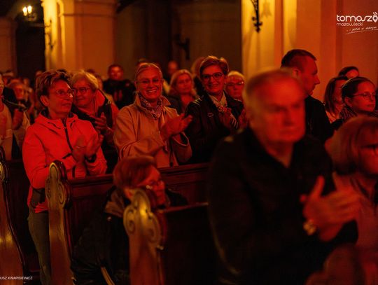 Chór Artis Gaudium śpiewa w ciemnościach, Kościół Zbawiciela – Tomaszów Mazowiecki