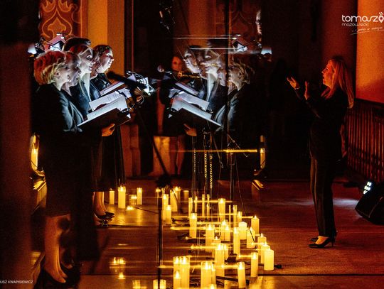 Chór Artis Gaudium śpiewa w ciemnościach, Kościół Zbawiciela – Tomaszów Mazowiecki