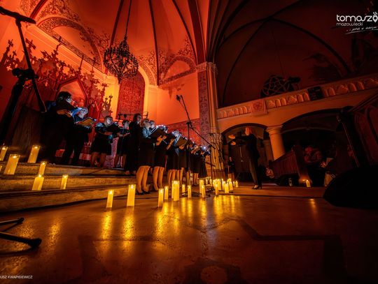 Chór Artis Gaudium śpiewa w ciemnościach, Kościół Zbawiciela – Tomaszów Mazowiecki