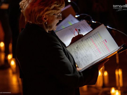 Chór Artis Gaudium śpiewa w ciemnościach, Kościół Zbawiciela – Tomaszów Mazowiecki