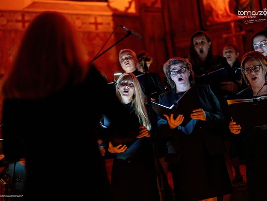 Chór Artis Gaudium śpiewa w ciemnościach, Kościół Zbawiciela – Tomaszów Mazowiecki