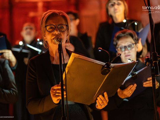 Chór Artis Gaudium śpiewa w ciemnościach, Kościół Zbawiciela – Tomaszów Mazowiecki