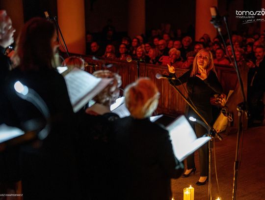 Chór Artis Gaudium śpiewa w ciemnościach, Kościół Zbawiciela – Tomaszów Mazowiecki