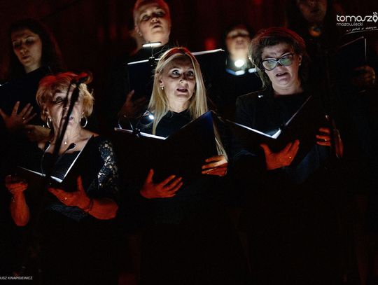 Chór Artis Gaudium śpiewa w ciemnościach, Kościół Zbawiciela – Tomaszów Mazowiecki