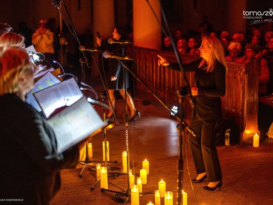 Chór Artis Gaudium śpiewa w ciemnościach, Kościół Zbawiciela – Tomaszów Mazowiecki