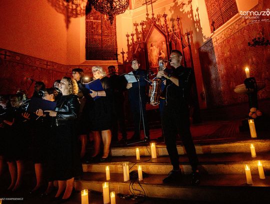 Chór Artis Gaudium śpiewa w ciemnościach, Kościół Zbawiciela – Tomaszów Mazowiecki