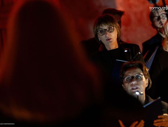 Chór Artis Gaudium śpiewa w ciemnościach, Kościół Zbawiciela – Tomaszów Mazowiecki