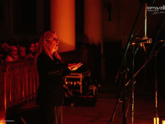 Chór Artis Gaudium śpiewa w ciemnościach, Kościół Zbawiciela – Tomaszów Mazowiecki