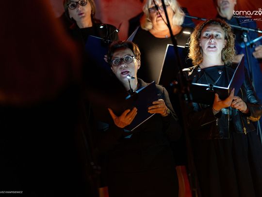 Chór Artis Gaudium śpiewa w ciemnościach, Kościół Zbawiciela – Tomaszów Mazowiecki