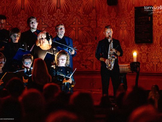 Chór Artis Gaudium śpiewa w ciemnościach, Kościół Zbawiciela – Tomaszów Mazowiecki