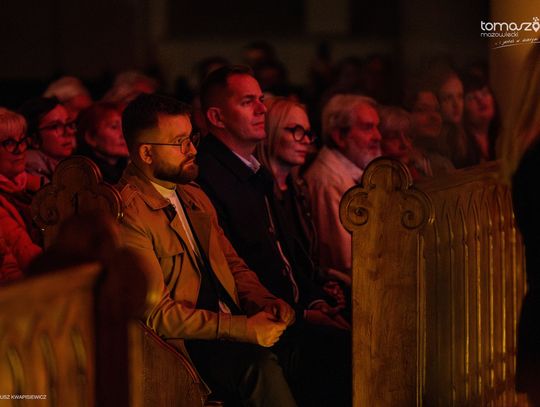 Chór Artis Gaudium śpiewa w ciemnościach, Kościół Zbawiciela – Tomaszów Mazowiecki