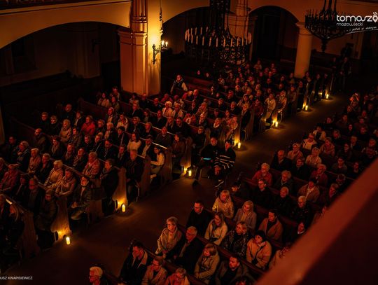 Chór Artis Gaudium śpiewa w ciemnościach, Kościół Zbawiciela – Tomaszów Mazowiecki