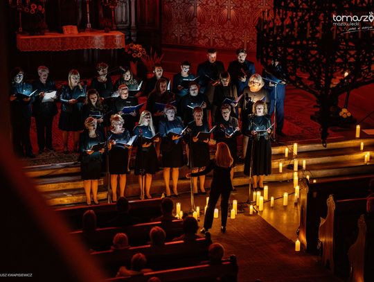 Chór Artis Gaudium śpiewa w ciemnościach, Kościół Zbawiciela – Tomaszów Mazowiecki