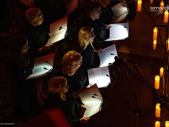 Chór Artis Gaudium śpiewa w ciemnościach, Kościół Zbawiciela – Tomaszów Mazowiecki