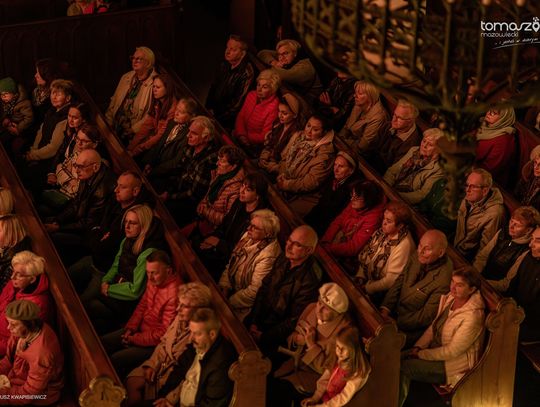 Chór Artis Gaudium śpiewa w ciemnościach, Kościół Zbawiciela – Tomaszów Mazowiecki