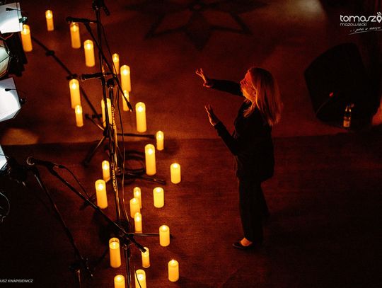 Chór Artis Gaudium śpiewa w ciemnościach, Kościół Zbawiciela – Tomaszów Mazowiecki