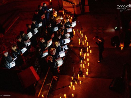 Chór Artis Gaudium śpiewa w ciemnościach, Kościół Zbawiciela – Tomaszów Mazowiecki