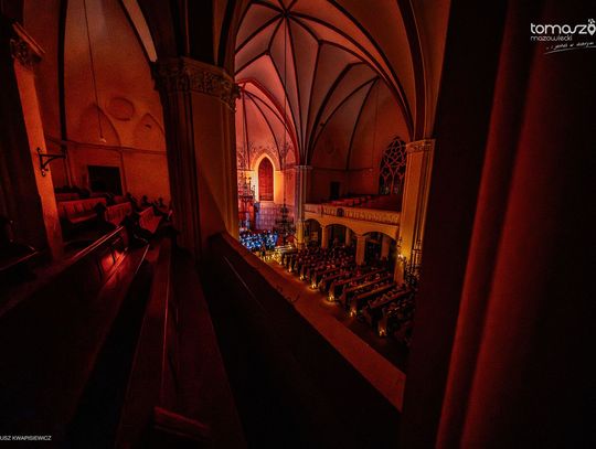 Chór Artis Gaudium śpiewa w ciemnościach, Kościół Zbawiciela – Tomaszów Mazowiecki