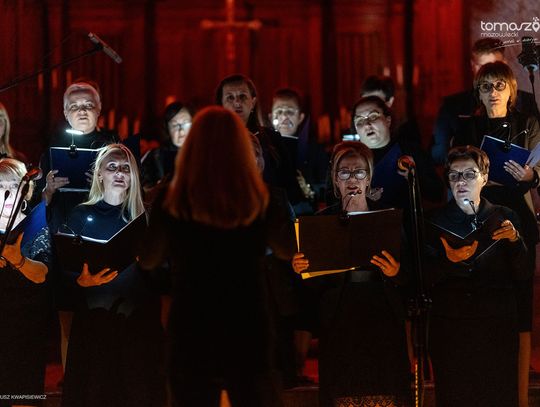 Chór Artis Gaudium śpiewa w ciemnościach, Kościół Zbawiciela – Tomaszów Mazowiecki