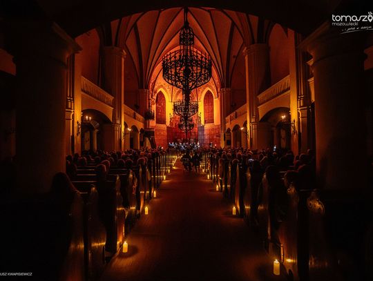 Chór Artis Gaudium śpiewa w ciemnościach, Kościół Zbawiciela – Tomaszów Mazowiecki