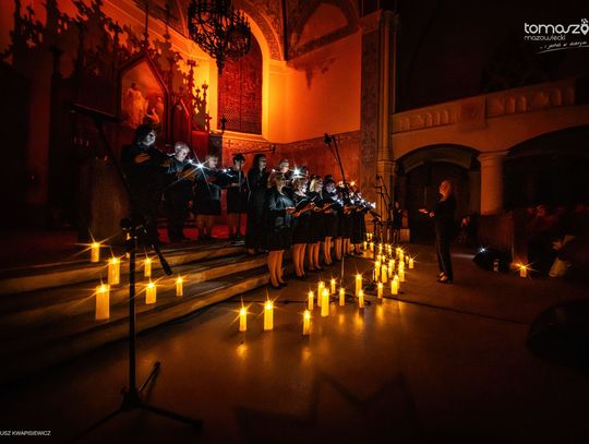 Chór Artis Gaudium śpiewa w ciemnościach, Kościół Zbawiciela – Tomaszów Mazowiecki