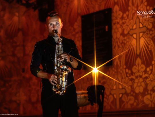 Chór Artis Gaudium śpiewa w ciemnościach, Kościół Zbawiciela – Tomaszów Mazowiecki