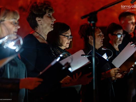 Chór Artis Gaudium śpiewa w ciemnościach, Kościół Zbawiciela – Tomaszów Mazowiecki