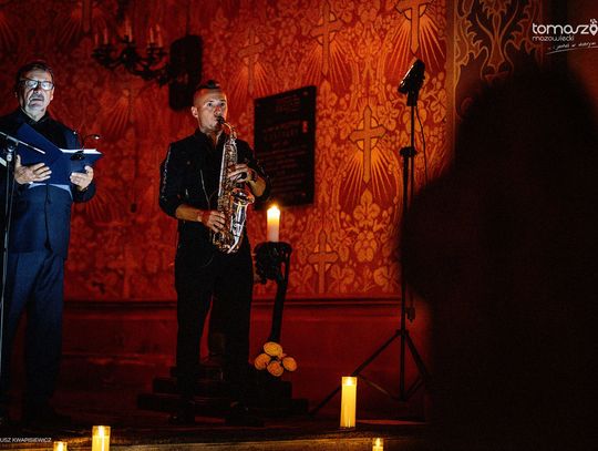 Chór Artis Gaudium śpiewa w ciemnościach, Kościół Zbawiciela – Tomaszów Mazowiecki