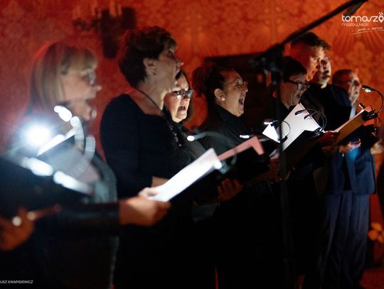 Chór Artis Gaudium śpiewa w ciemnościach, Kościół Zbawiciela – Tomaszów Mazowiecki